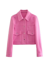 Rosa Jacke mit Umlegekragen und zwei süßen Taschen
